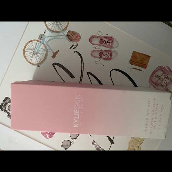 Kylie skin face wash - Picture 1 of 1